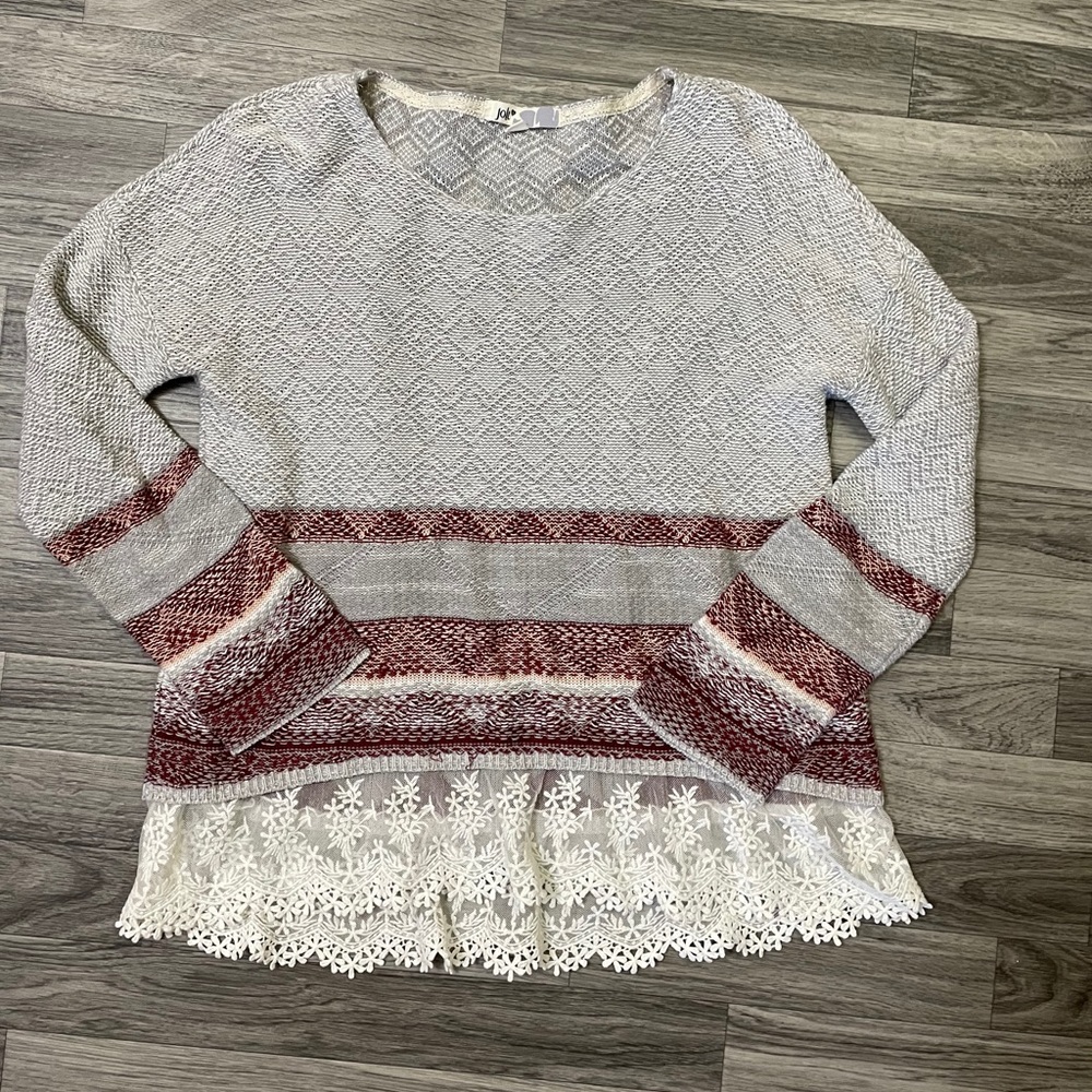 Women’s sweater with lace bottom